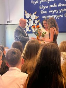 Piątek, 26 czerwca 2026 roku, był dniem pełnym wzruszeń i radości. W naszej szkole odbyło się uroczyste zakończenie roku szkolnego 2025/2026, podczas którego podsumowaliśmy miesiące ciężkiej pracy, nauki oraz licznych sukcesów naszych wychowanków.
Najważniejszym punktem uroczystości było wręczenie świadectw z wyróżnieniem oraz nagród dla najzdolniejszych uczniów:
• Nagrody Wójta Gminy trafiły do rąk uczniów, którzy osiągnęli najwyższe wyniki w nauce oraz godnie reprezentowali szkołę w konkursach i zawodach.
• Nagrody Prezesa Stowarzyszenia wyróżniły osoby szczególnie zaangażowane w życie szkoły, projekty społeczne oraz wykazujące się wyjątkową postawą koleżeńską.
Ten dzień był także okazją do złożenia ogromnych podziękowań Rodzicom. Państwa wsparcie, bezinteresowna pomoc oraz bliska współpraca z radą pedagogiczną były kluczowe dla sukcesów naszej placówki w mijającym roku.
Wszystkim uczniom gratulujemy wspaniałych wyników i życzymy bezpiecznych, pełnych słońca oraz niezapomnianych wakacji!
Zapraszamy do obejrzenia fotorelacji z uroczystości w galerii poniżej.