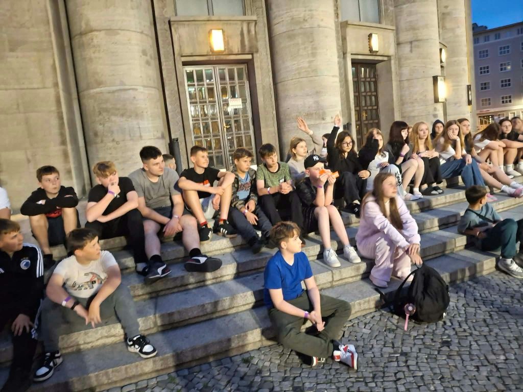 W dniach 8–11 czerwca 2026 roku uczniowie Niepublicznej Szkoły Podstawowej w Wólce Dąbrowickiej wzięli udział w niesamowitej zagranicznej wycieczce. Przez cztery dni intensywnie zwiedzaliśmy, poznawaliśmy historię i świetnie się bawiliśmy! Berlin w pigułce – zobaczyliśmy najważniejsze symbole miasta: Bramę Brandenburską, Reichstag, Checkpoint Charlie oraz fragmenty Muru Berlińskiego. Wieczorem zjedliśmy pyszną kolację w słynnej burgerowni. Filmowy Poczdam – w Filmparku Babelsberg podziwialiśmy mrożący krew w żyłach pokaz kaskaderski. Odwiedziliśmy też urokliwą Dzielnicę Holenderską i pełen fontann Park Sanssouci, a dzień zwieńczyła egzotyczna kolacja w indyjskiej restauracji. Tropikalny relaks – największą atrakcją był pobyt w Tropical Islands! Czekały tam na nas piaszczyste plaże, baseny i zjeżdżalnie. Hitem wyjazdu okazał się... nocleg w namiotach rozstawionych bezpośrednio na plaży! Do Wólki Dąbrowickiej wróciliśmy zmęczeni, ale z uśmiechami na twarzach, zintegrowani i bogatsi o masę wspomnień. To była wspaniała lekcja historii i geografii w terenie!