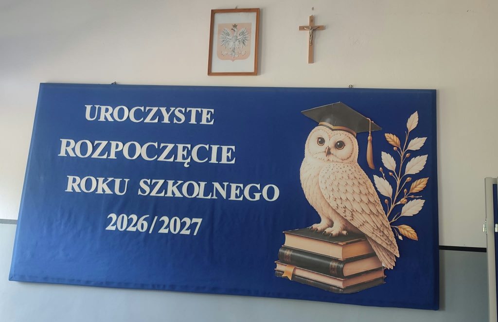1 września 2026 roku uroczyście zainaugurowaliśmy nowy rok szkolny 2026/2027. Po wakacyjnej przerwie mury Niepublicznej Szkoły Podstawowej w Wólce Dąbrowickiej ponownie ożyły. Dyrektor Karol Grabowski serdecznie przywitał uczniów po wakacjach, życząc im niesłabnącego zapału do pracy, wytrwałości w zdobywaniu wiedzy oraz samych sukcesów w nadchodzących miesiącach.