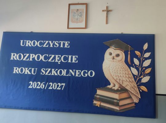 1 września 2026 roku uroczyście zainaugurowaliśmy nowy rok szkolny 2026/2027. Po wakacyjnej przerwie mury Niepublicznej Szkoły Podstawowej w Wólce Dąbrowickiej ponownie ożyły. Dyrektor Karol Grabowski serdecznie przywitał uczniów po wakacjach, życząc im niesłabnącego zapału do pracy, wytrwałości w zdobywaniu wiedzy oraz samych sukcesów w nadchodzących miesiącach.